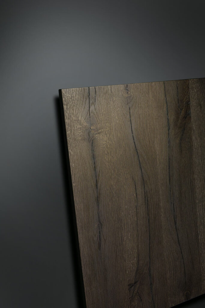 Holzküchen in Dresden: Massivholz, Furnier oder Holzoptik 5 Küchenfront Östersund in Dark Oak von Bauformat, schräg an der Wand mit sichtbarer Kante