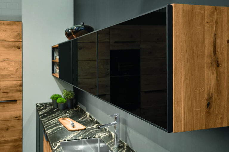 Holzküchen in Dresden: Massivholz, Furnier oder Holzoptik 25 Küchenfront des Decker-Programms Calezzo in Asteiche mit sichtbaren Ästen