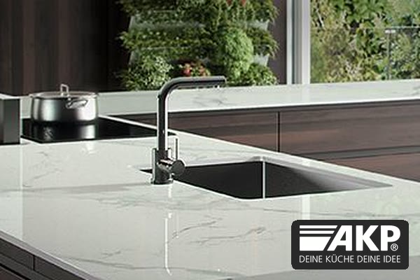 Arbeitsplatten für Ihre Küche in Dresden 29 Kücheninsel mit heller Dekton-Arbeitsplatte in Marmoroptik und eingelassener Spüle
