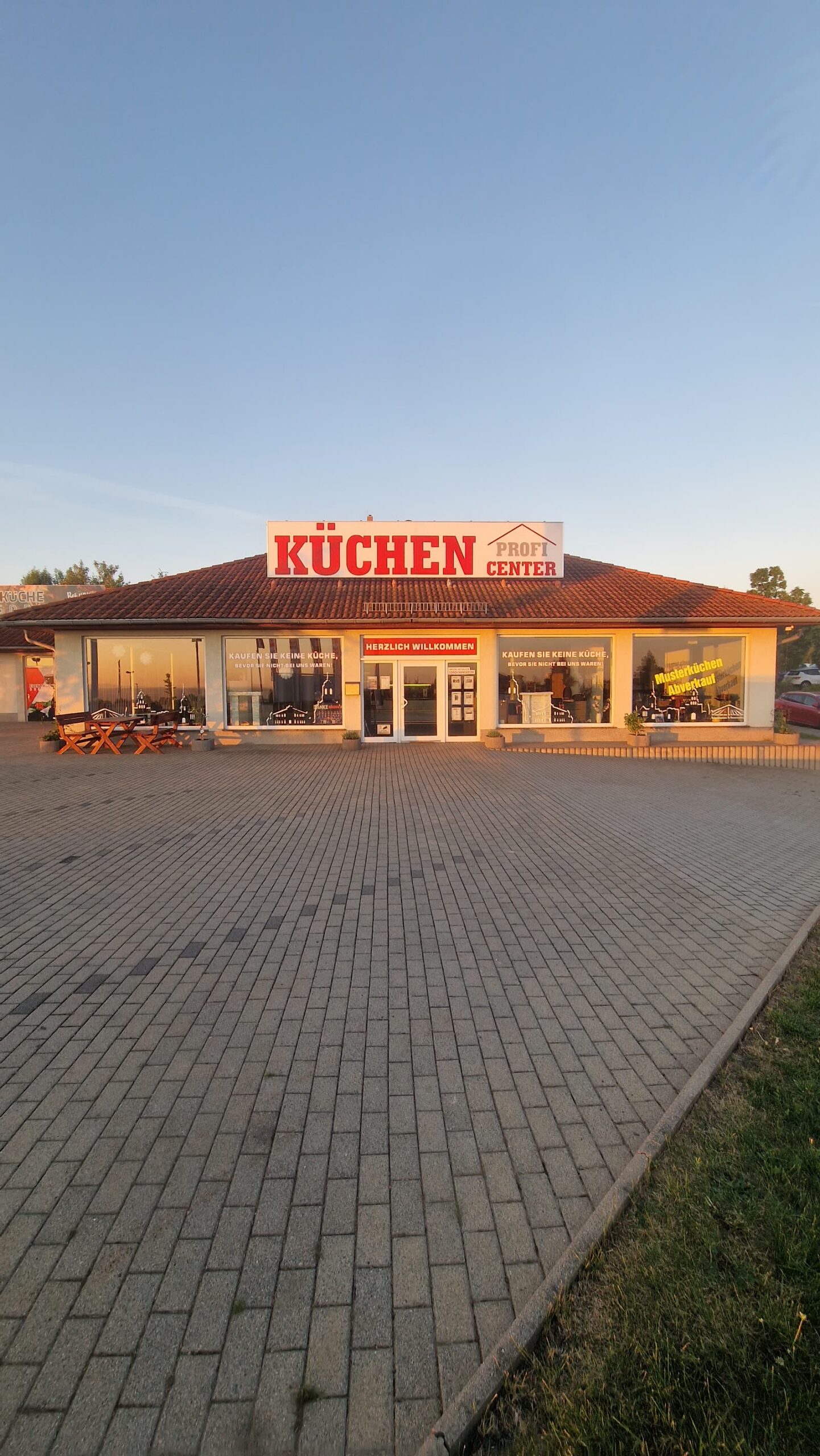 Küchenstudio für Freital, Radebeul, Meißen und das Dresdner Umland 1 Das Küchen Profi Center in Dresden-Altfranken mit dem roten Schriftzug Küchen Profi Center über dem Eingang, davor die Kundenparkplätze
