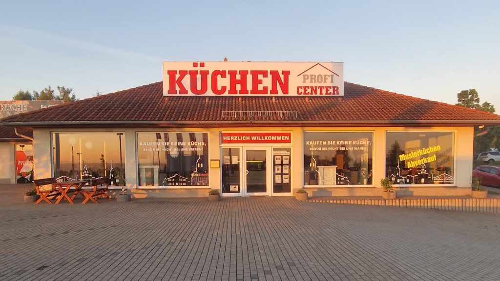 Das Küchen Profi Center in Dresden-Altfranken von den Kundenparkplätzen aus gesehen, der Zugang liegt ebenerdig