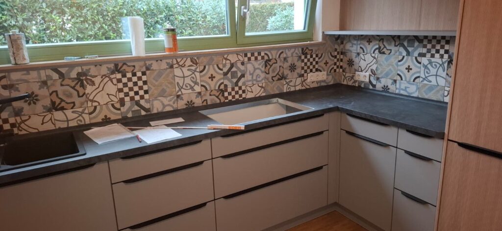 Küchenstudio für Freital, Radebeul, Meißen und das Dresdner Umland 8 Unterlagen und Zollstock auf der neuen Arbeitsplatte während der Montage