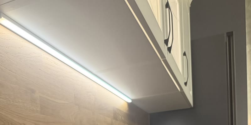 Küchenrückwand für Ihre Küche in Dresden 13 Lichtleiste unter den Oberschränken über einer Echtholz-Rückwand an der Landhausküche in der Ausstellung