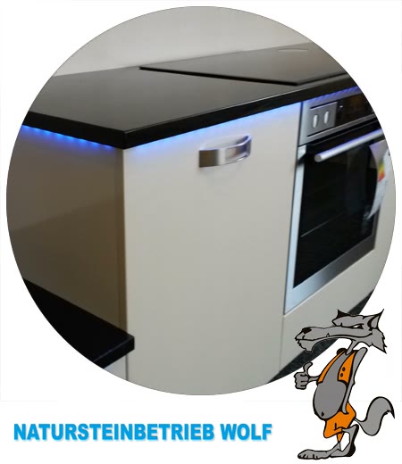 Arbeitsplatten für Ihre Küche in Dresden 2 Nero Assoluto poliert mit eingesetzten LED-Lichtleisten – Referenz vom Natursteinbetrieb Wolf aus Freital