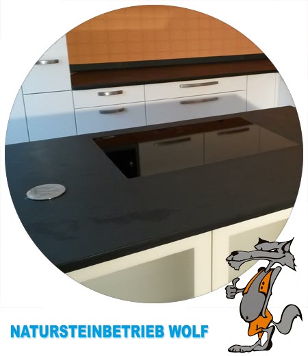 Arbeitsplatten für Ihre Küche in Dresden 6 Schiefer Brazil Black gespalten mit flächenbündigem Kochfeld – Referenz vom Natursteinbetrieb Wolf aus Freital