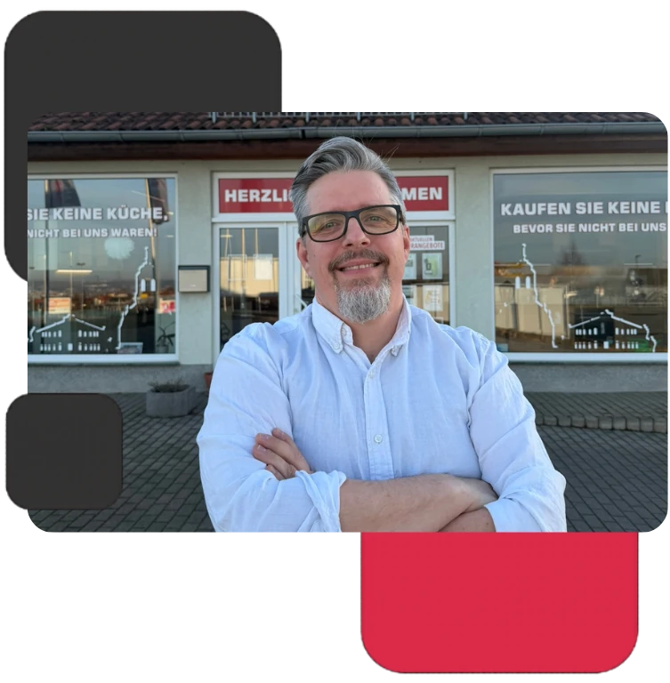 Vor dem Küchen Profi Center in Dresden-Altfranken – im Schaufenster steht: Kaufen Sie keine Küche, bevor Sie nicht bei uns waren.